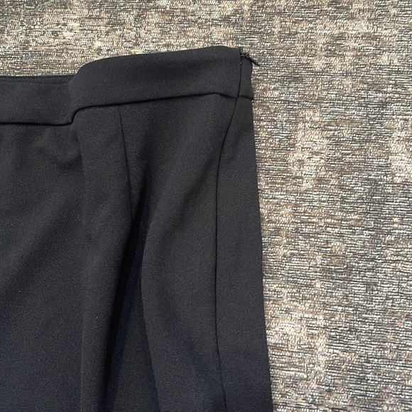 Black mini skirt with slight slit - Picture 3 of 4